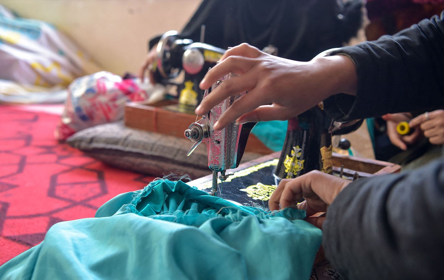 لە ئەفغانستان ژنان روو لە پیشەسازیی رستن و چنین دەکەن