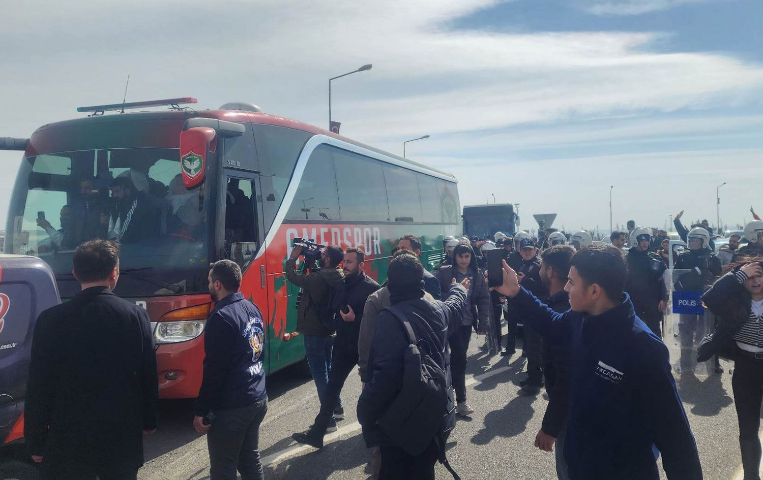 Li Amedê xelkê bi germî pêşwaziya tîma Amedsporê kir