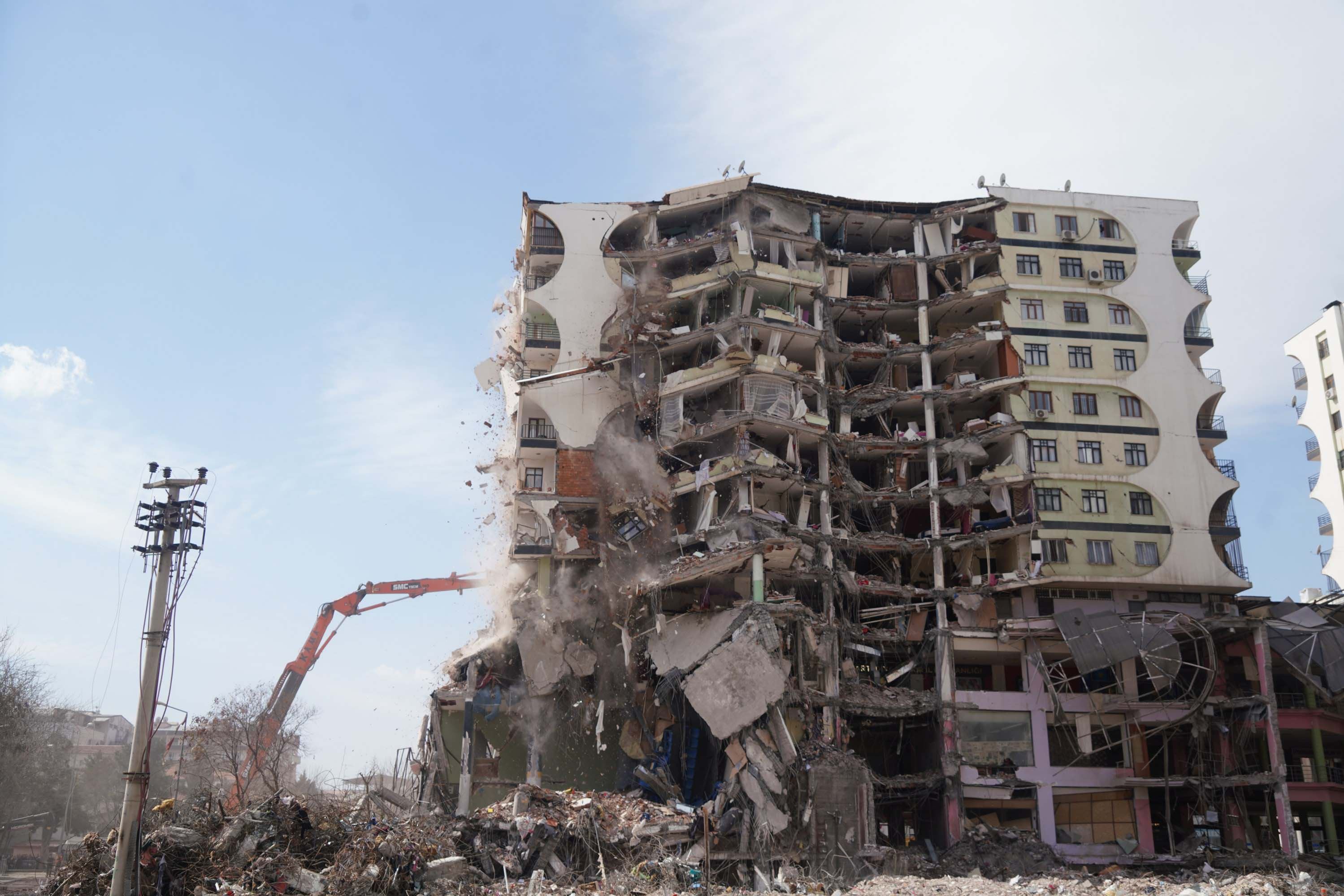 Galeria İş Merkezi’nin yıkımına yeniden başlandı