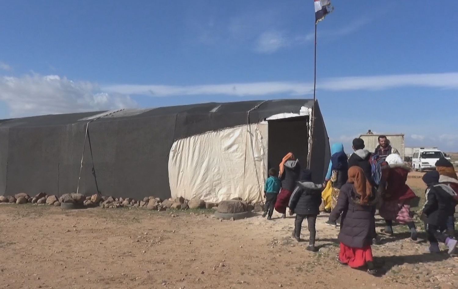 Li Idlibê piştî erdhejê zarok li nav çadiran dixwînin