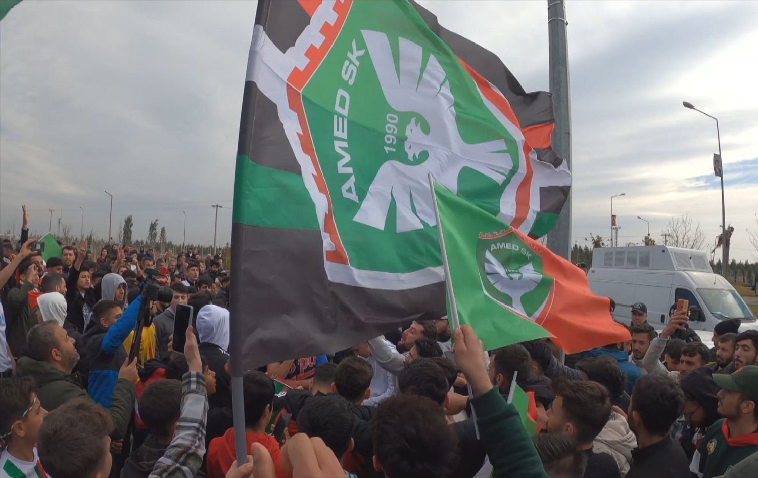 Êrîşên nijadperest ên  li dijî Amedsporê gelek karvedan bi xwe re anîn