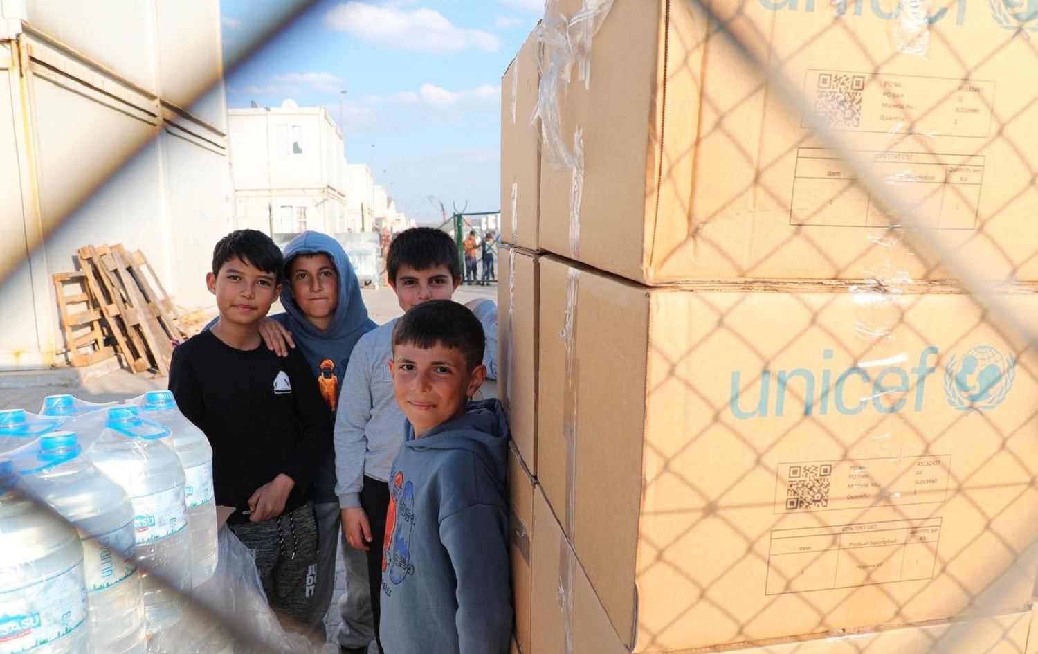 UNICEF: Ji ber erdhejê 850 hezar zarok bê mal mane