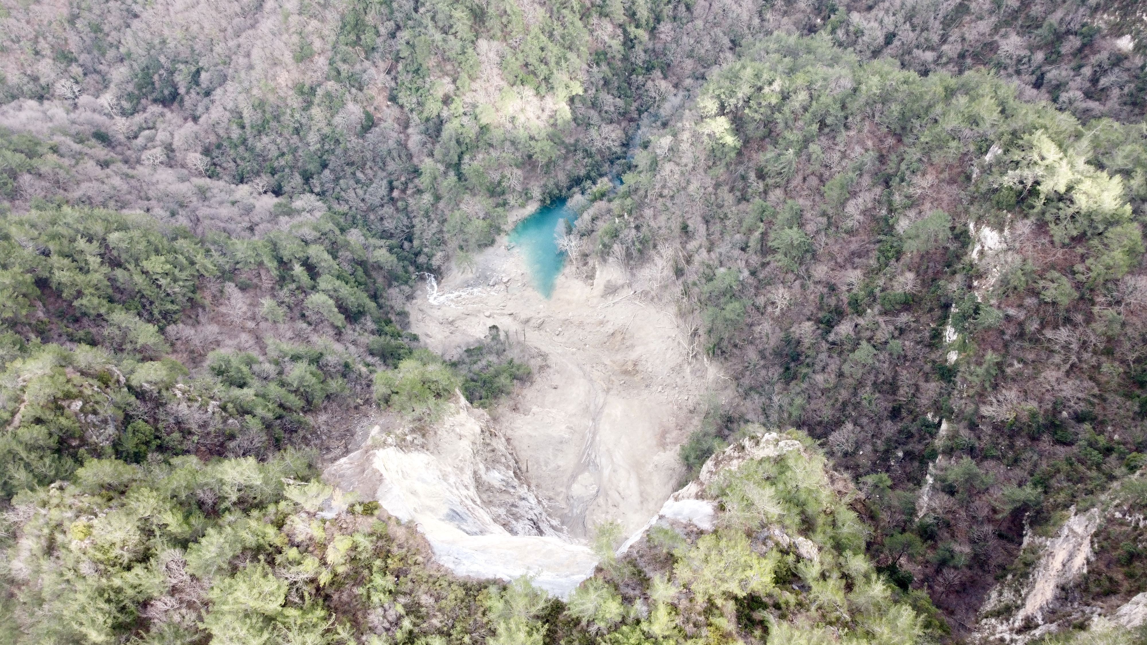 Depremden sonra 20 metre derinliğinde yeni bir gölet oluştu