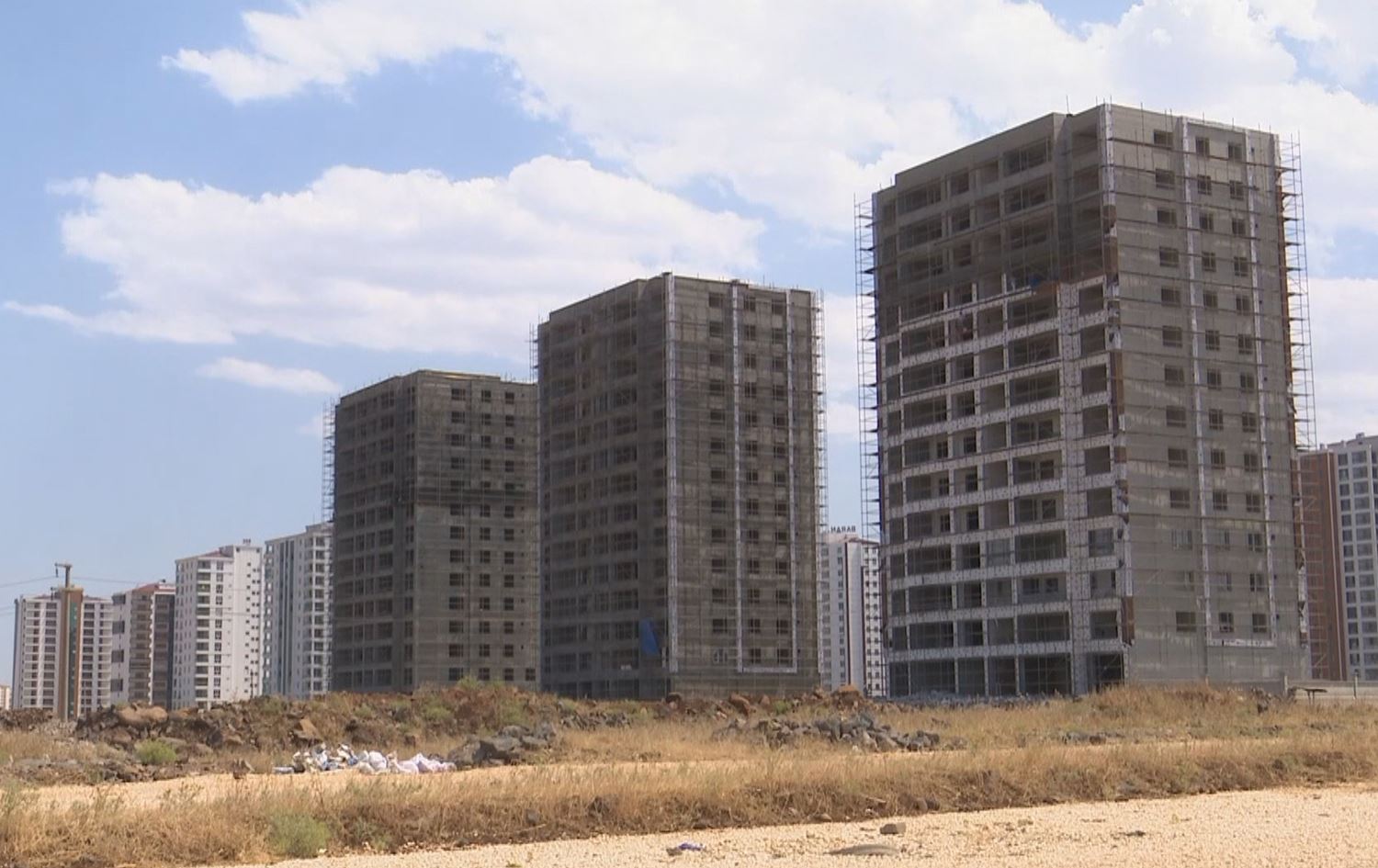 Li 11 bajarên erdhejê avakirin heta demekê hat rawestandin