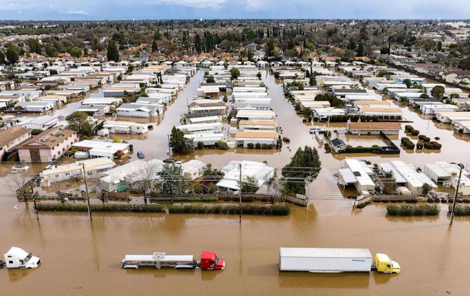 لە کالیفۆرنیا دوو کەس بەهۆی لافاوەوە گیانیان لەدەستدا
