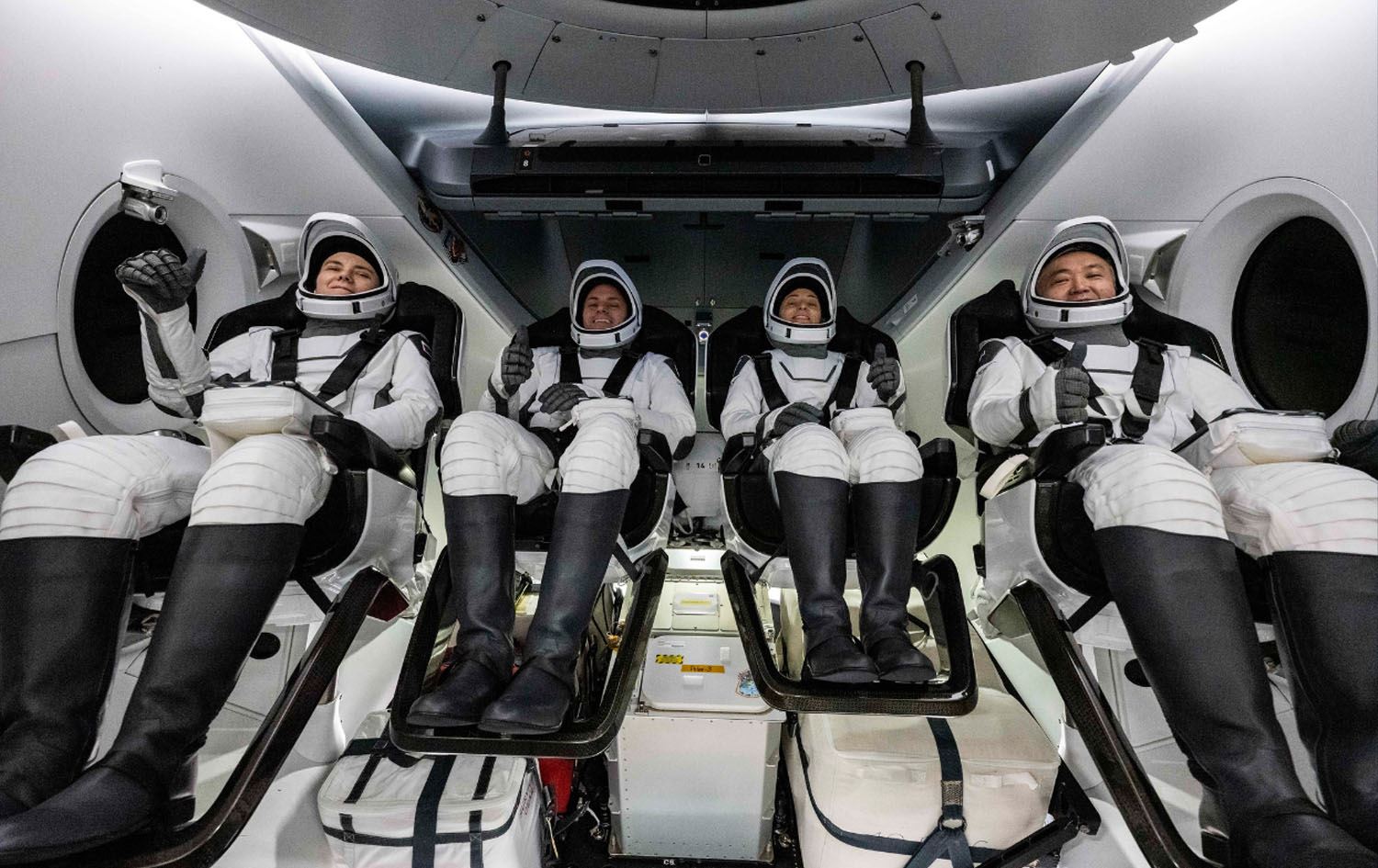 دوای پێنج مانگ مانەوە لە بۆشایی ئاسمان کەشتییەکی سپەیس ئێکس گەڕایەوە سەر زەوی