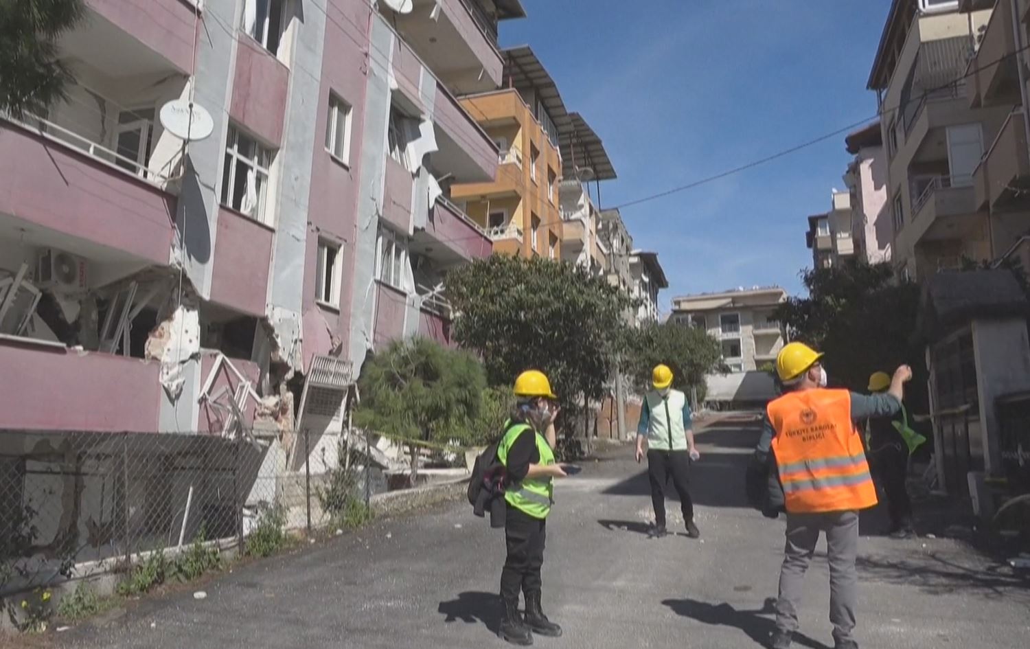 Parêzerên Yekîtiya Baroyan li herêma erdhejê karê lêkolîna avahiyan dikin
