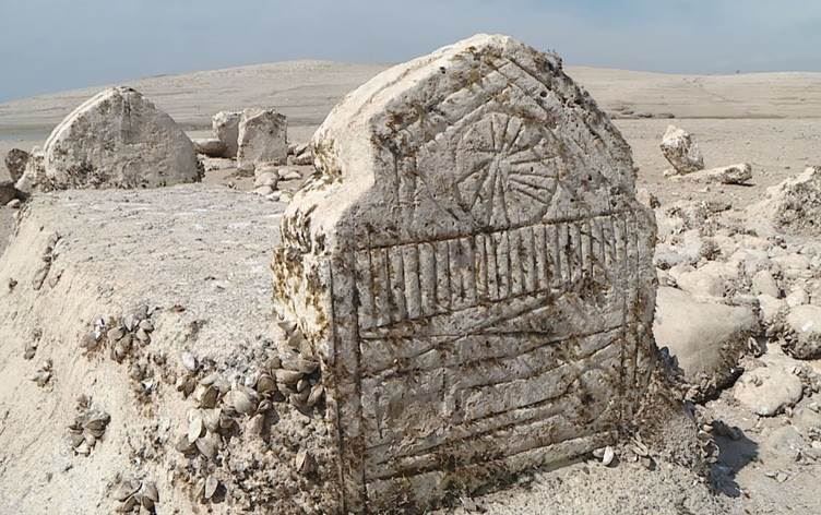 Kêmbûna asta ava Bendava Mûsilê goristaneke dîrokî ya Kurdên Êzidî derxiste holê