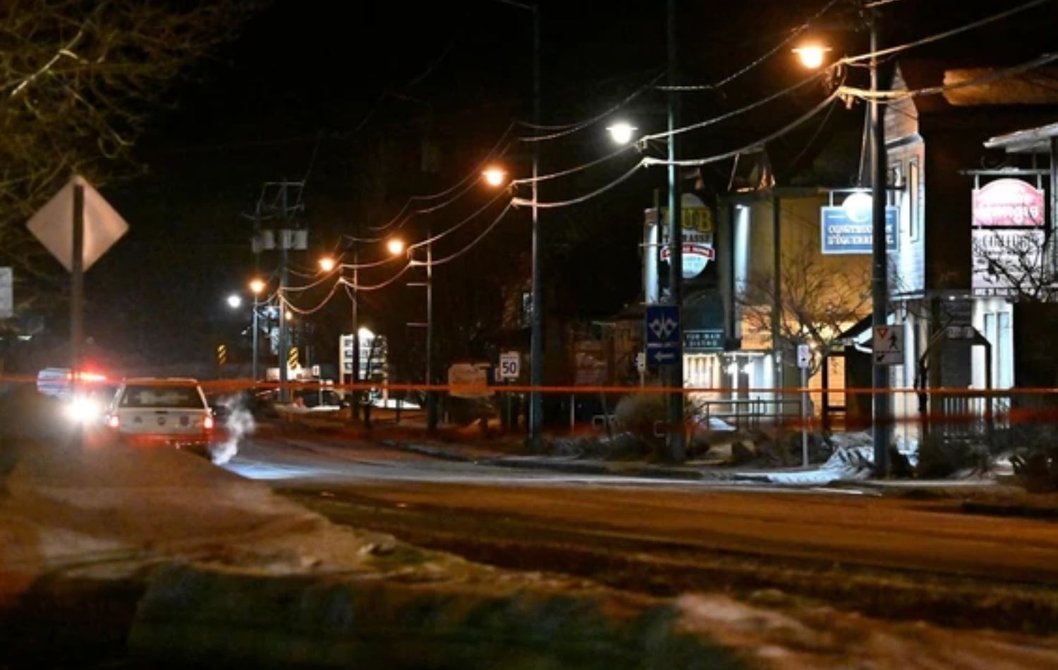 لە کەنەدا پیکابێک خۆی بە نێو خەڵکدا دەکات؛ دوو کوژراو و نۆ برینداری لێکەوتەوە