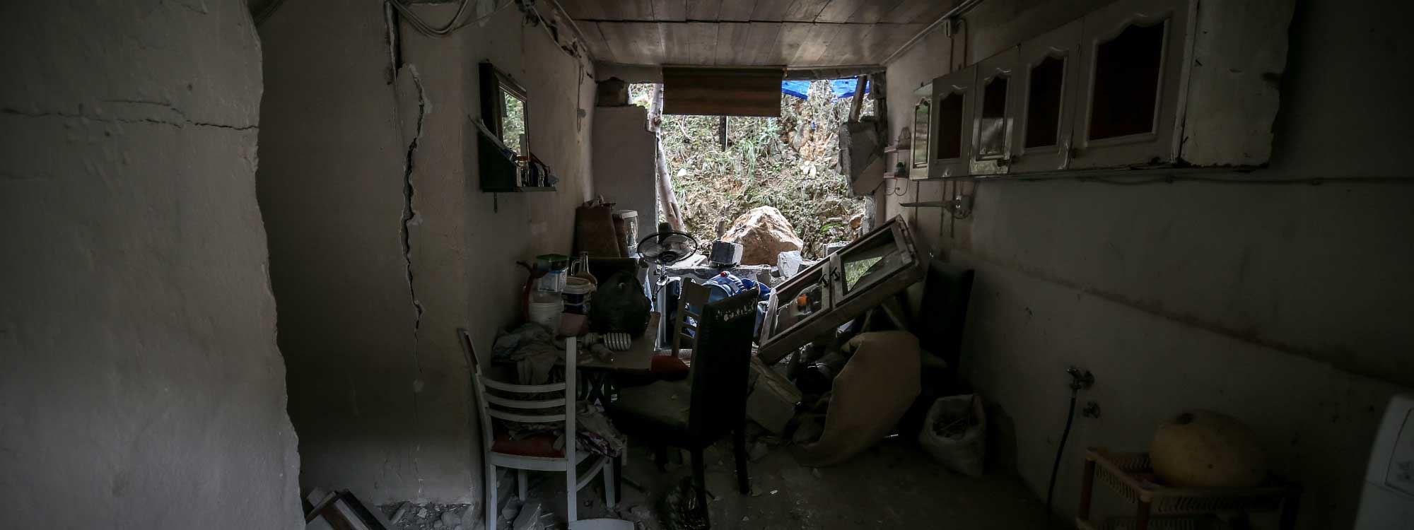 FOTO - Hatay'da dağdan kopan kayalar evleri yerle bir etti