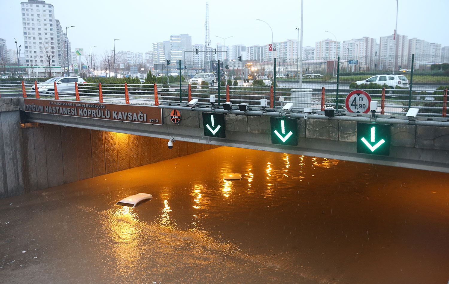 Diyarbakır’da kavşak doldu, araçlar suya gömüldü