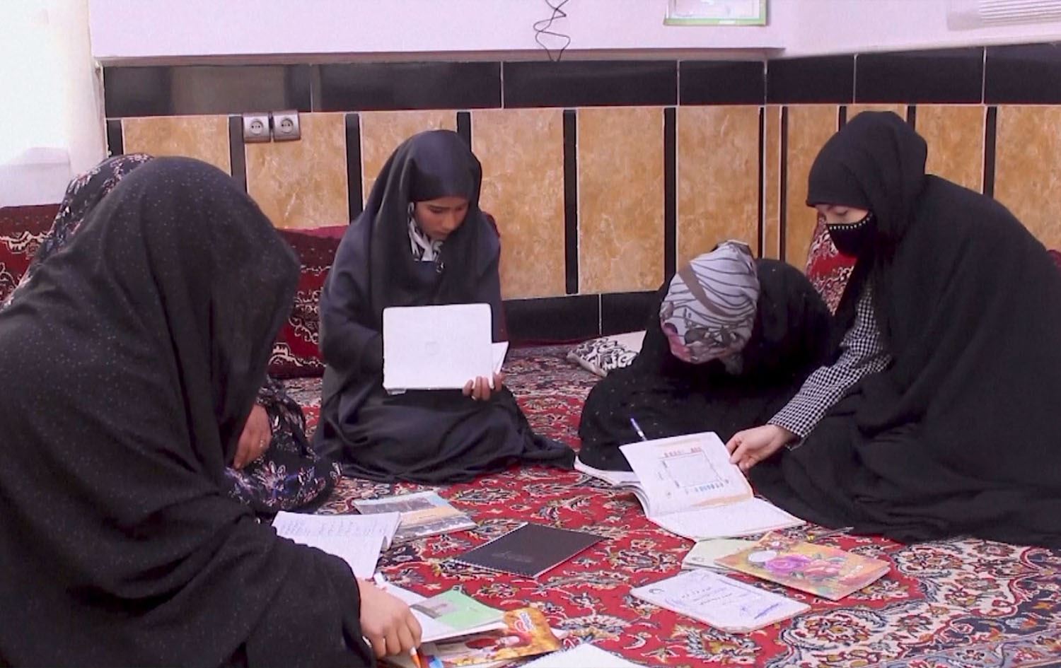 لە ئەفغانستان بەشێک لە کچان لە رێگەی رادیۆوە وانە دەخوێنن