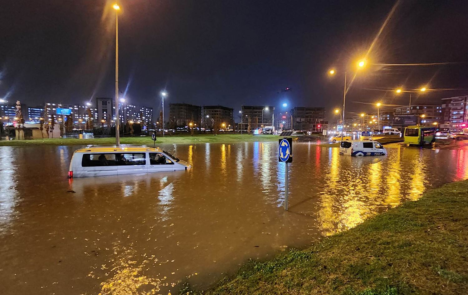 Li Amedê ji ber baranê rêyên bajêr hatin girtin