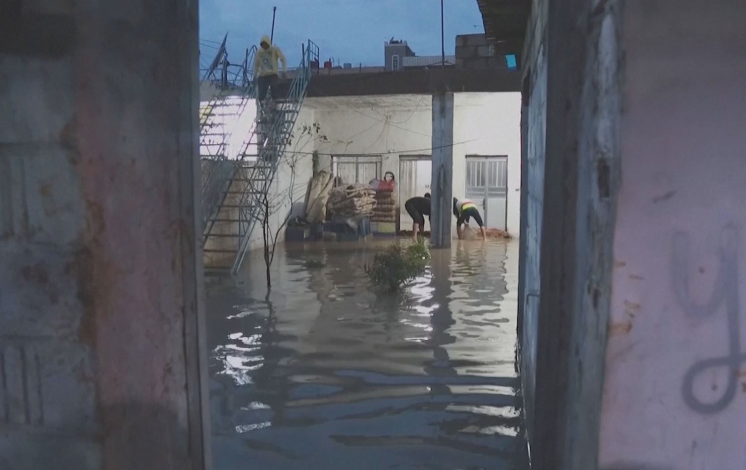 Li Qamişloyê lehî rabû: Mal di bin avê de man