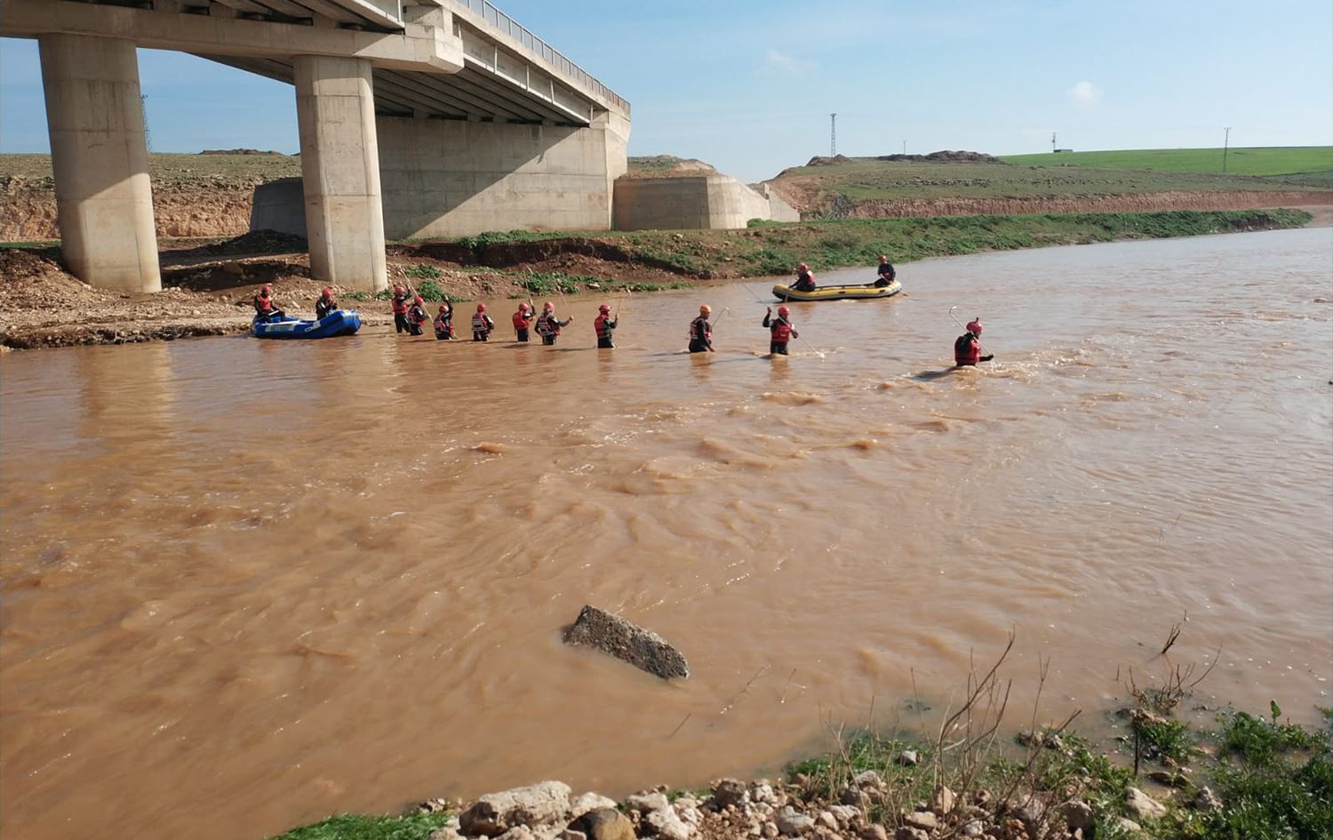 Mêrdîn: Ji bo dîtina keça 11 salî ya ku ber avê ketibû xebatên lêgerînê destpê kirin