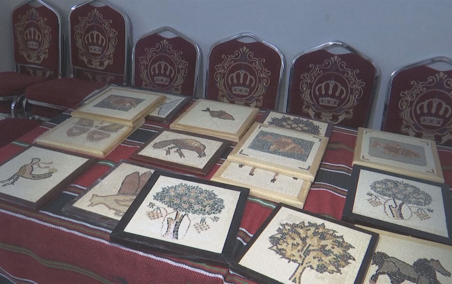 أردنيون مصابون بمتلازمة داون يتدربون على فن الفسيفساء