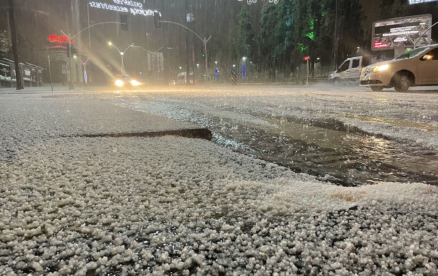 Li Dîlokê û Kilîsê teyrok bariya: Cade û kolan tev spî bûn