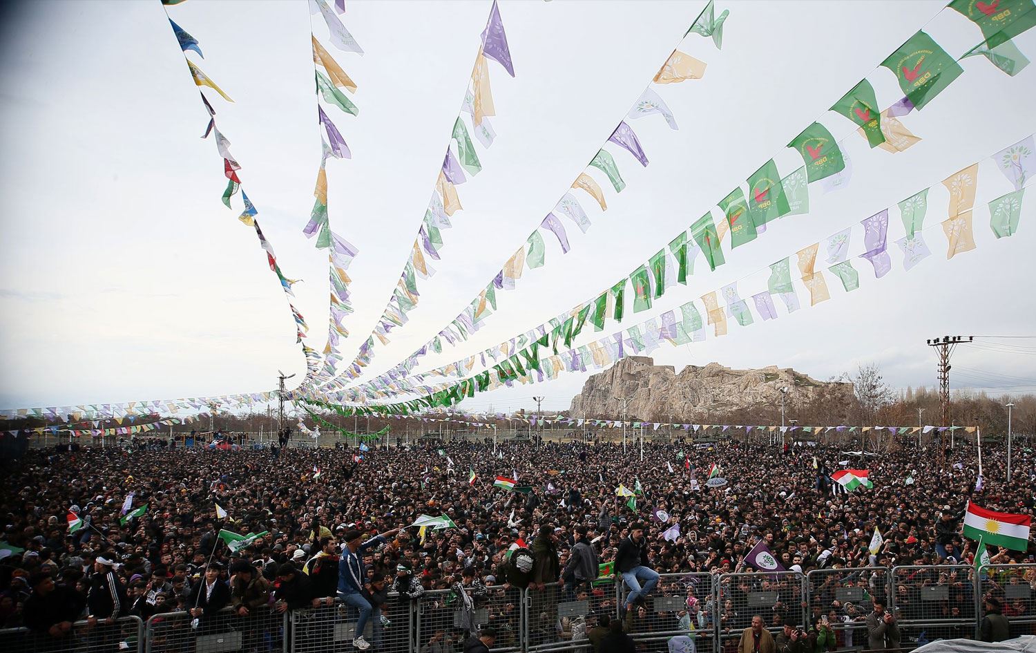 Van halkı Newroz'a akın etti: Taş yağsa da Newroz’a geleceğiz
