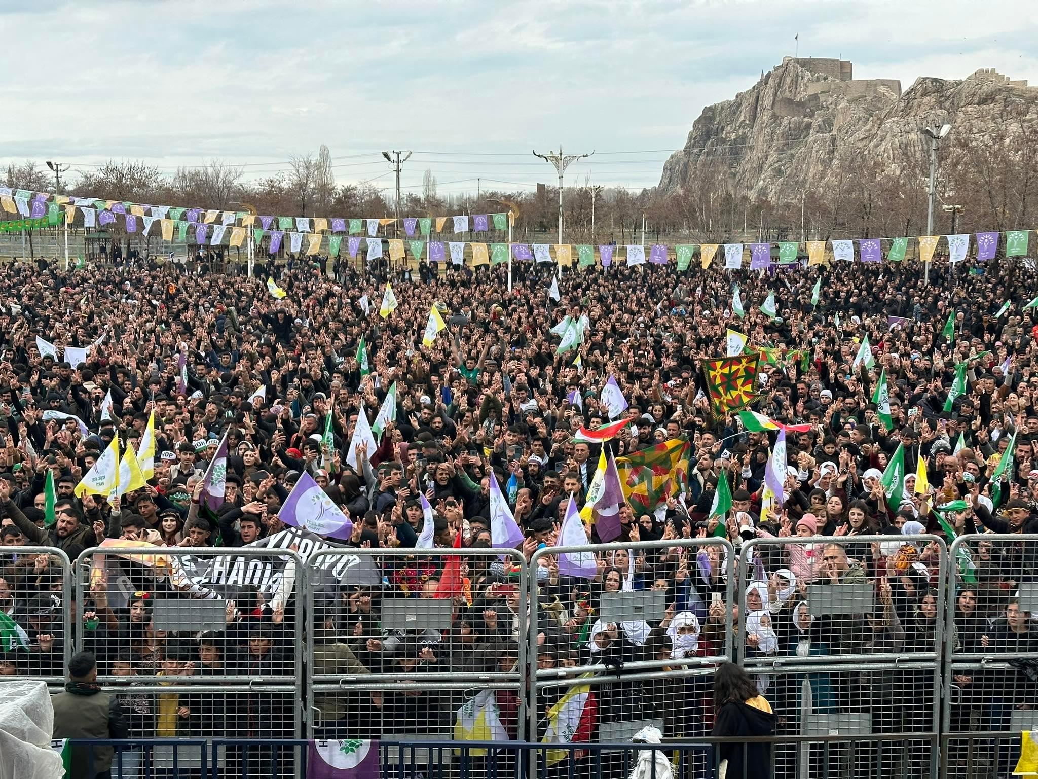 Xelkê Wanê herikî qada Newrozê: Kevir jî bibarin em dê bên Newrozê