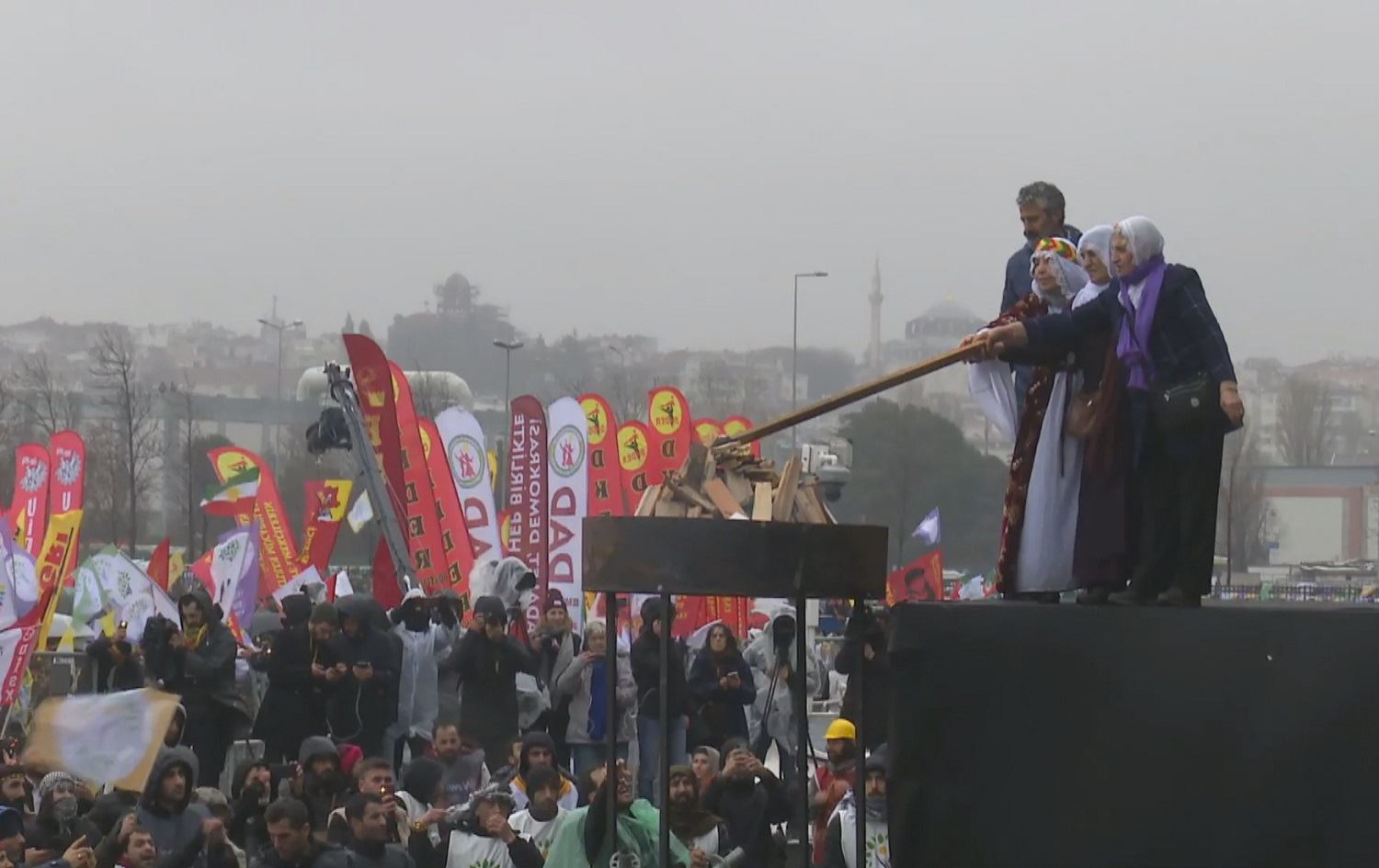 Newroza Stenbolê bi beşdariya dehhezaran kesî hat pîrozkirin