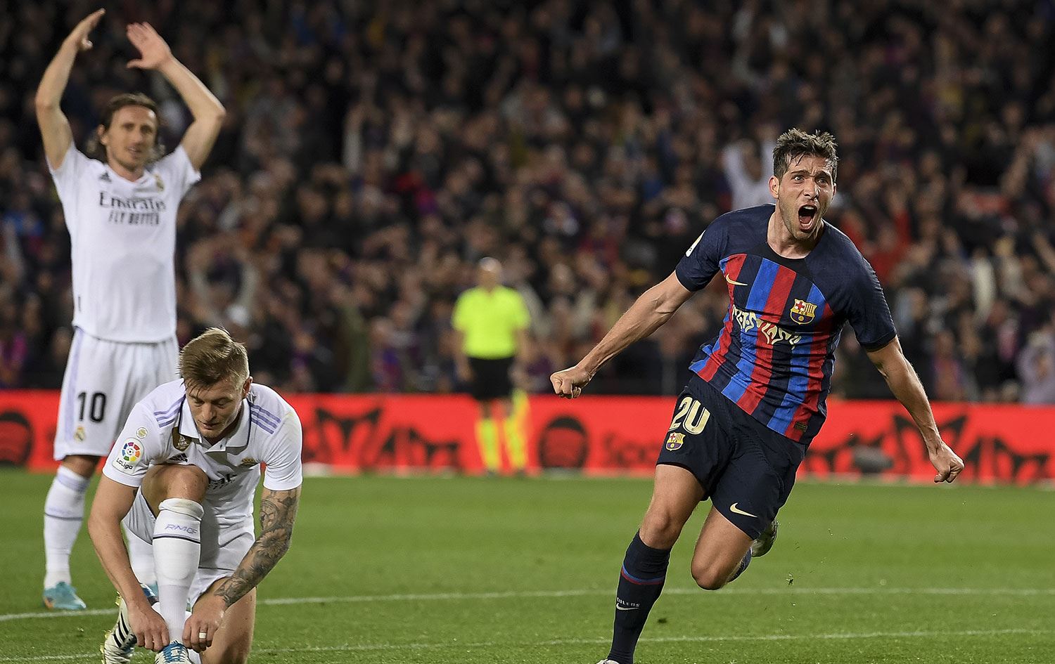 Barcelona, Real Madrid’i devirip şampiyonluğa yaklaştı