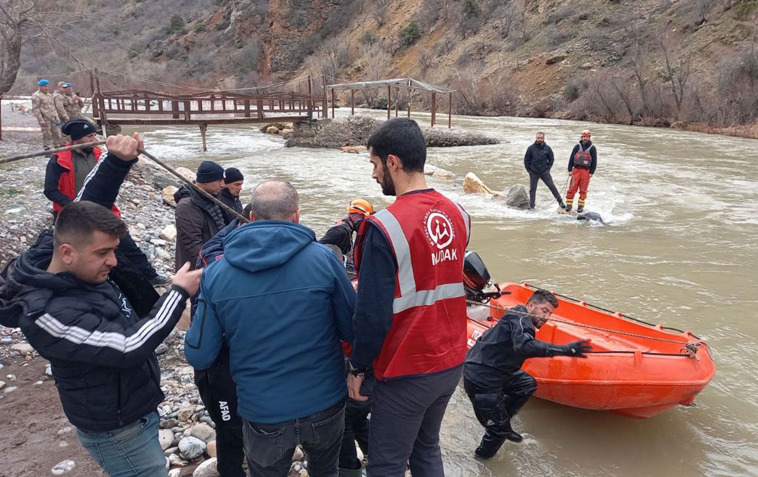 DERSİM - Kayıp ihbarı yapılmıştı; Kadın Pülümür Çayı’nda bulundu, eşi aranıyor