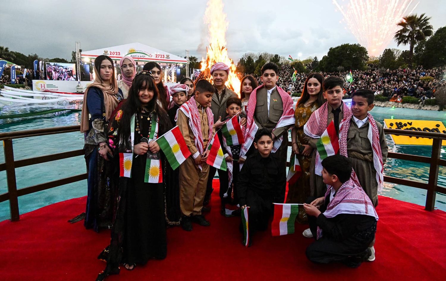 ERBİL - Başkan Barzani şehit çocukları ile Newroz ateşini yaktı