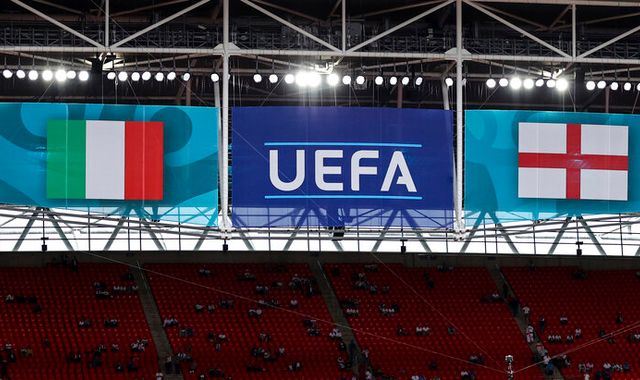 باری لەناکاو راگەیێندرا.. هاندەرانی ناپۆلی یارییەکی نێوان ئیتاڵیا و ئینگلتەرایان هەڵوەشاندەوە