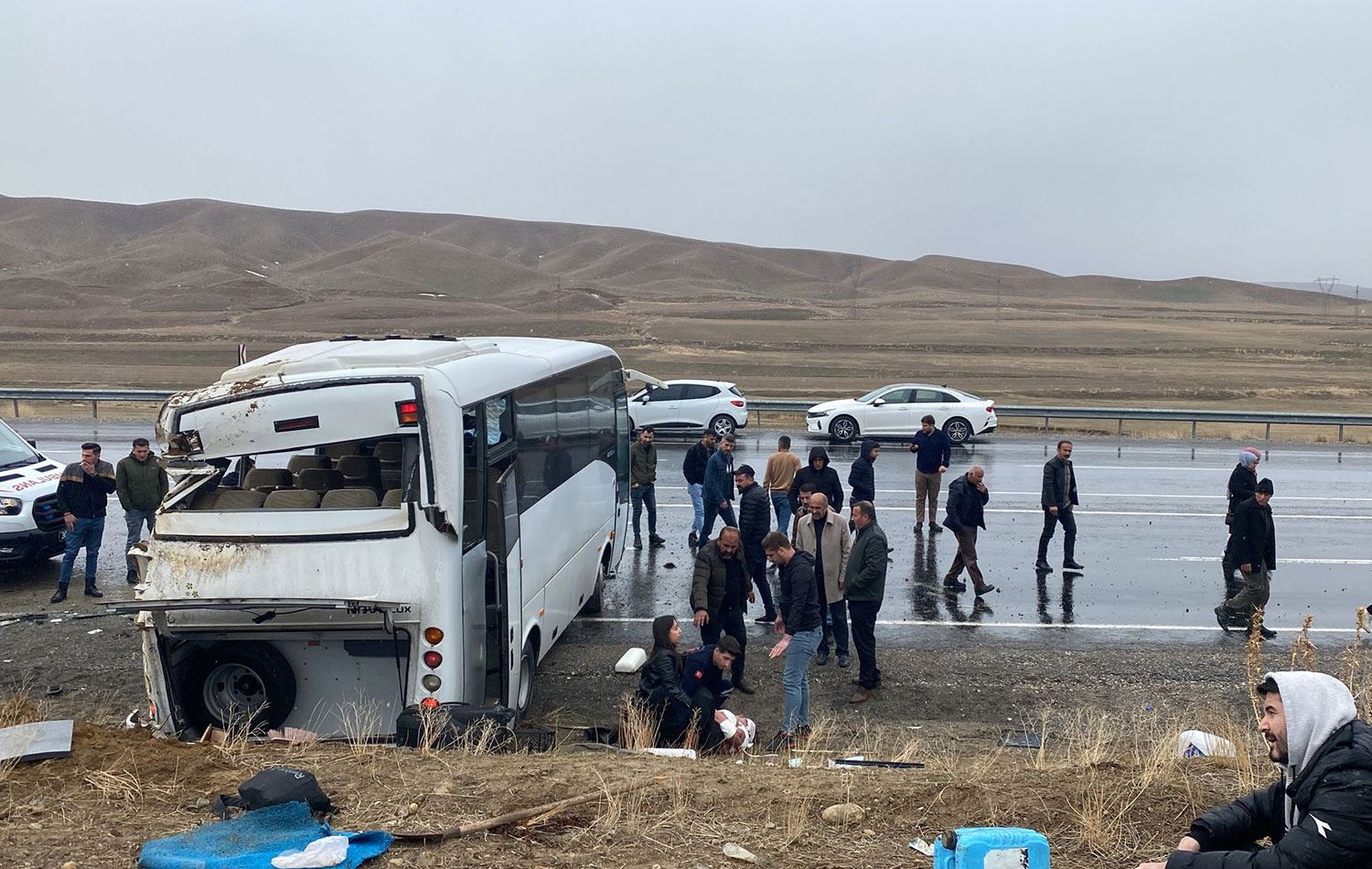 Van'da Hakkarili sporcuları taşıyan midibüs devrildi: 11 yaralı