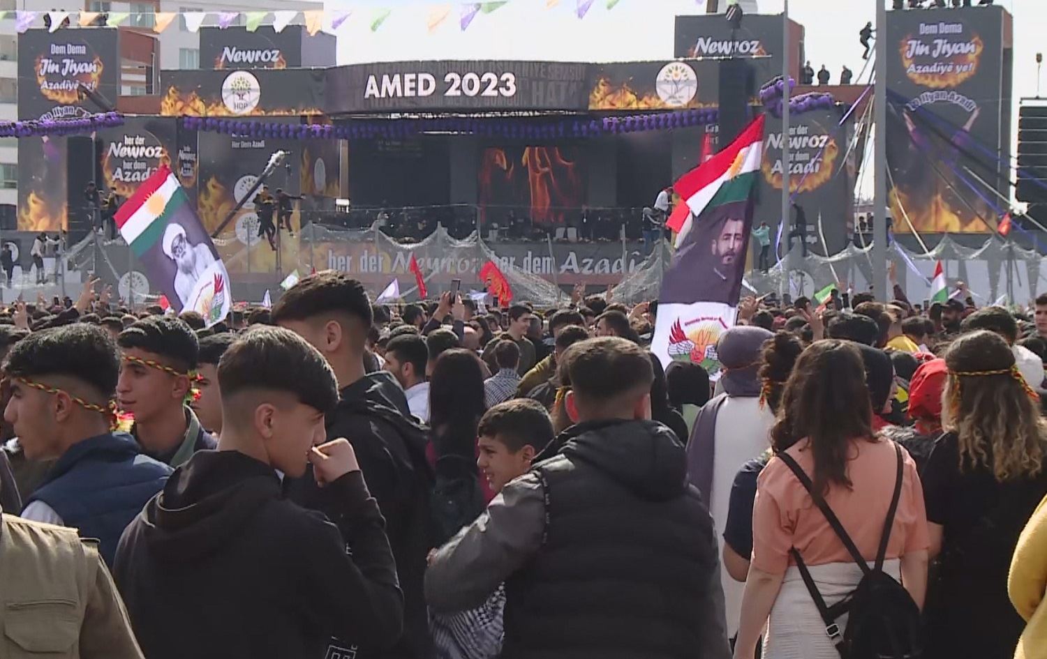 Fînala pîrozbahiyên Newrozê li Amedê bi beşdariya deh hezaran kesî hat pîrozkirin