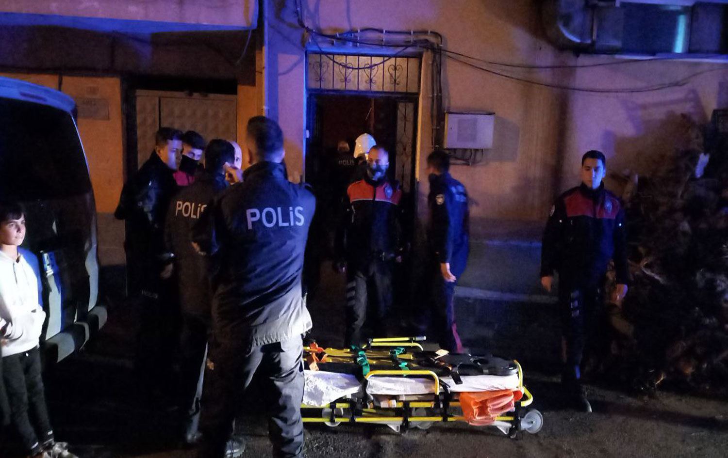 Annesini boğazından bıçaklayarak öldürüp intihar etti