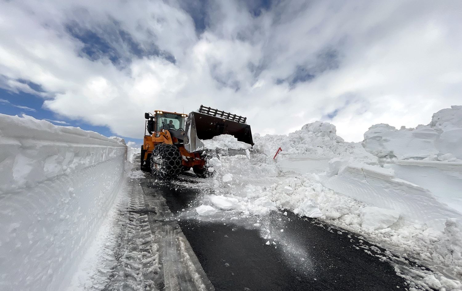 Li Erdexanê rêya ku 3 meh û nîve ji ber berfê girtîbû hat vekirin