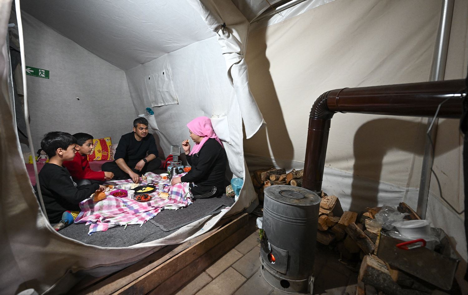 Mereş: Mexdûrên erdhejê yekem paşîvên xwe di konan de xwarin