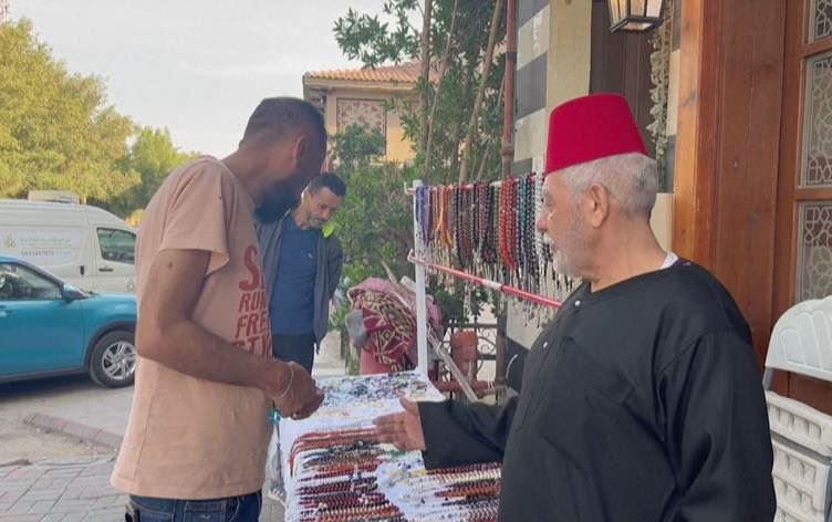 Di Remezanê de li kolanên Rûyadê şîrîniyên Sûrî û tesbîh tên firotin