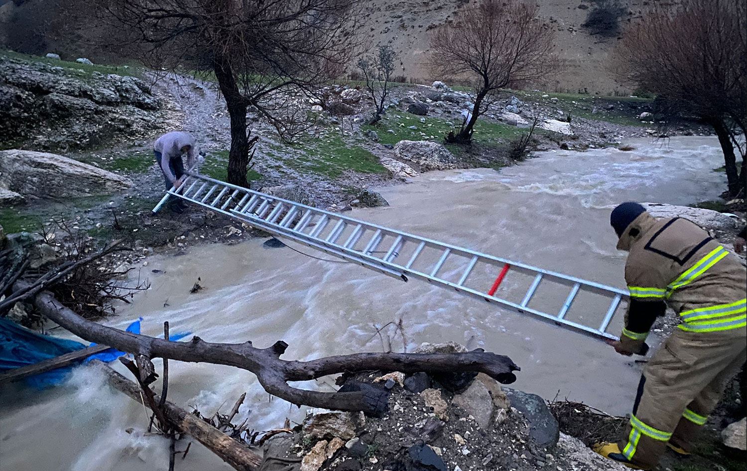 DERSİM - Dere taşması sonucu 2 kişi mahsur kaldı