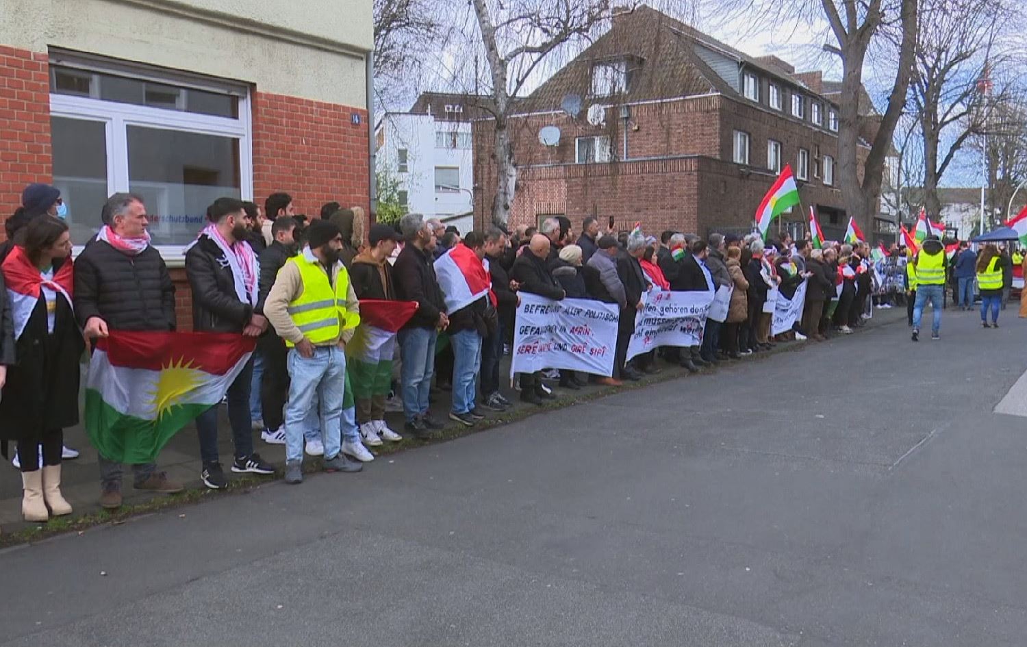 بە جلی کوردی و ئاڵای کوردستانەوە دژی کۆمەڵکوژییەکەی جندرێس لە کۆڵن خۆپێشاندان دەکرێت