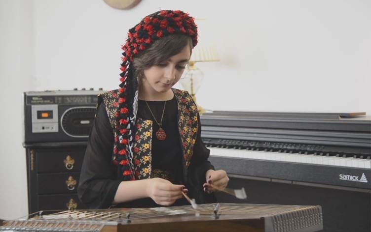 Küçük müzisyen orijinal Kürt eserlerini notaya çeviriyor