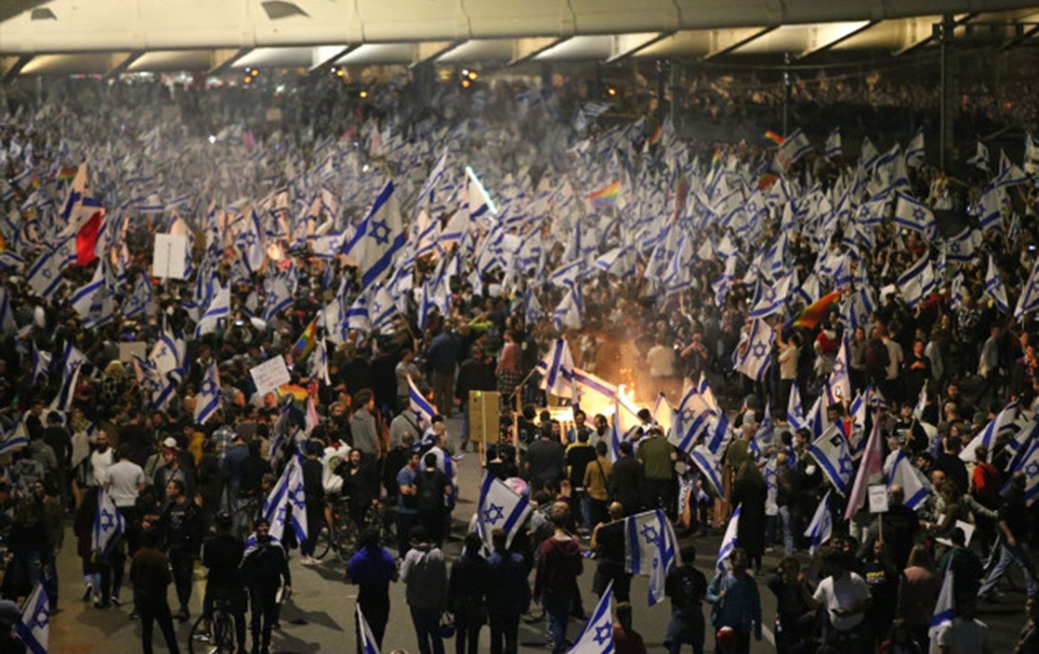 Netanyahu, gösterilere neden olan yargı düzenlemesini askıya alıyor