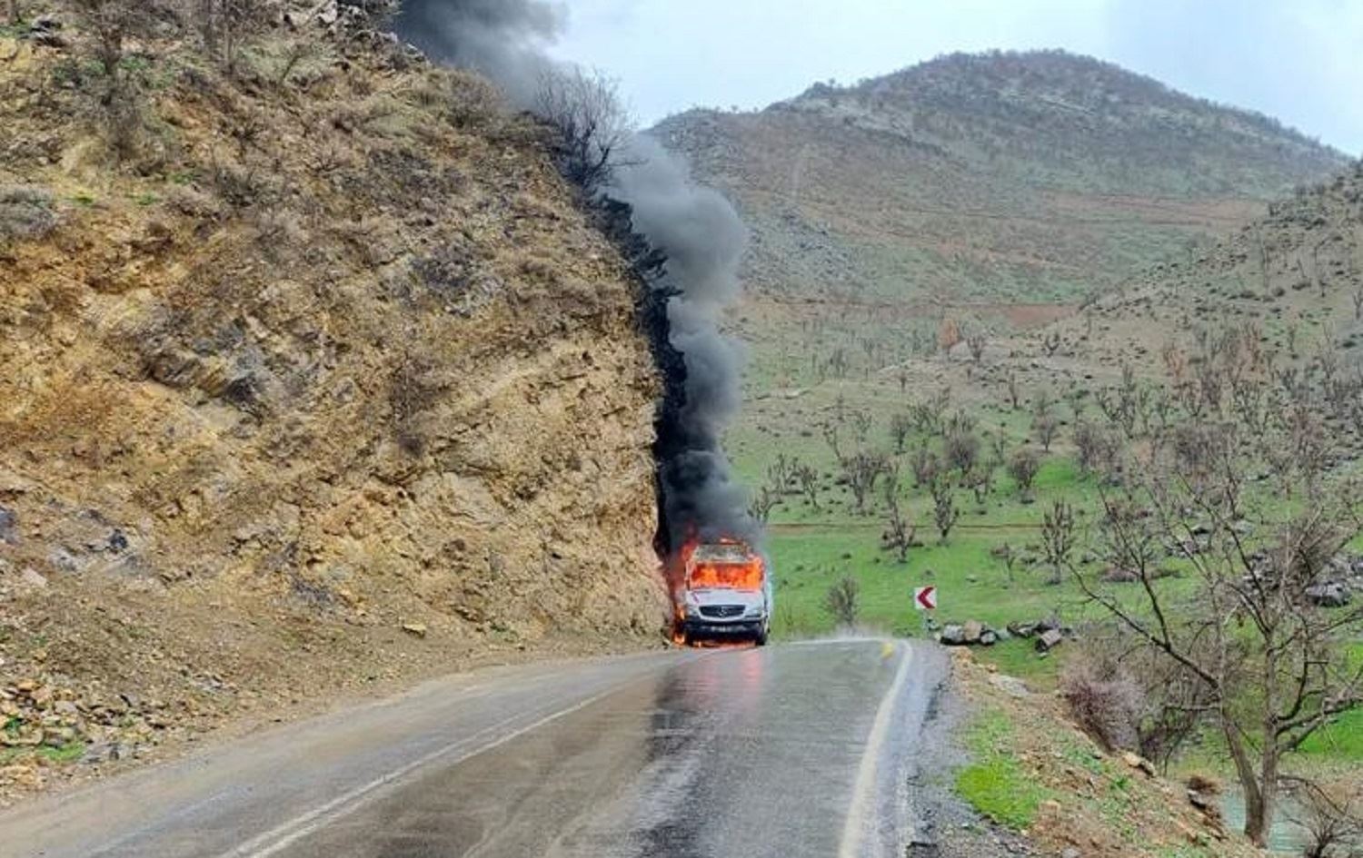 Li Şirnexê ambulansa li mîksera betonê qelibî agir pêket