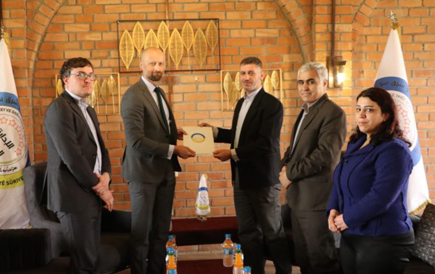 Norwêc 2 jin û 3 zarokên çekdarên DAIŞê ji Rojavayê Kurdistanê vedigerîne