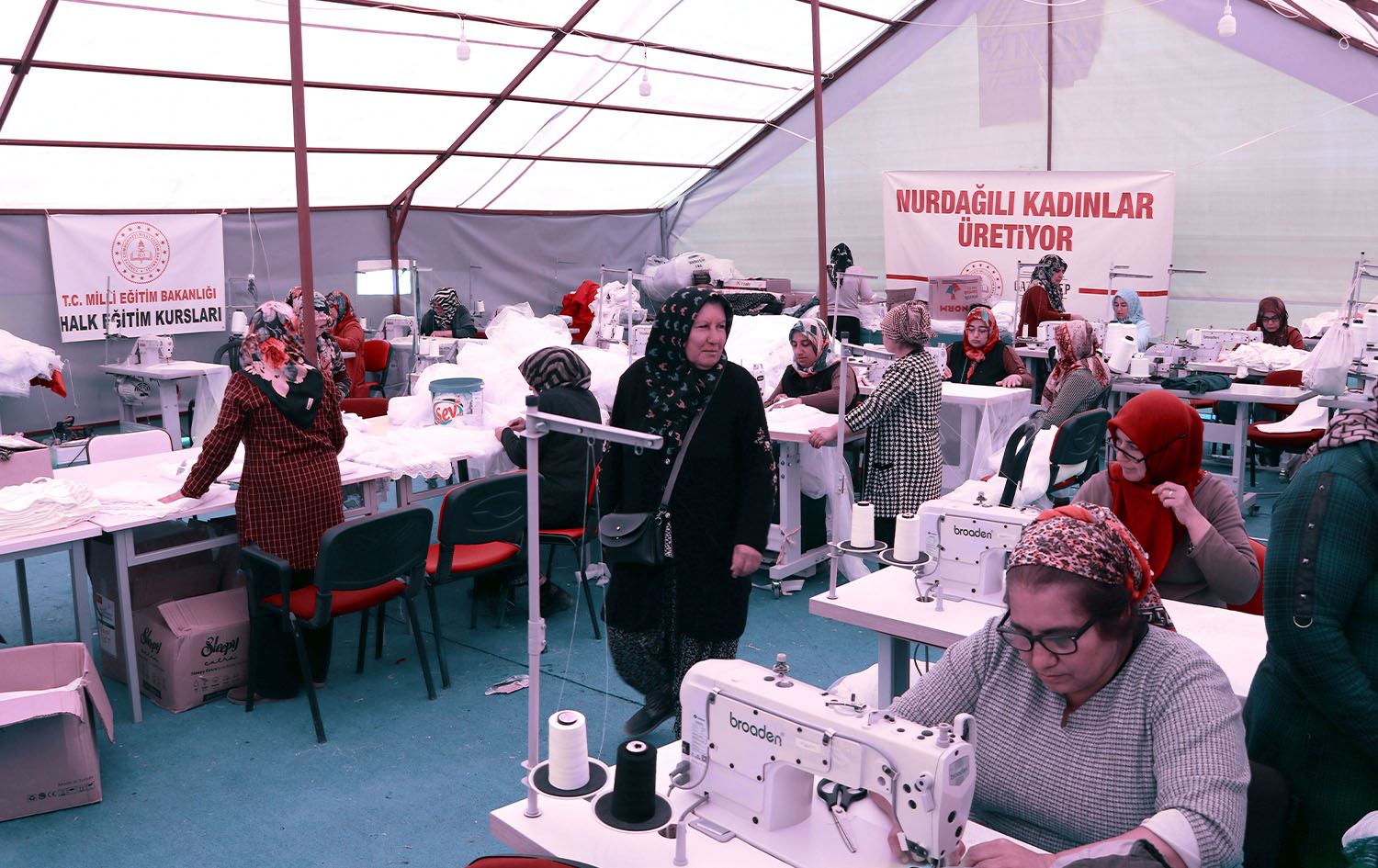 Jinên mexdûrên erdhejê dixwazin bi kar êşên xwe ji bîr bikin