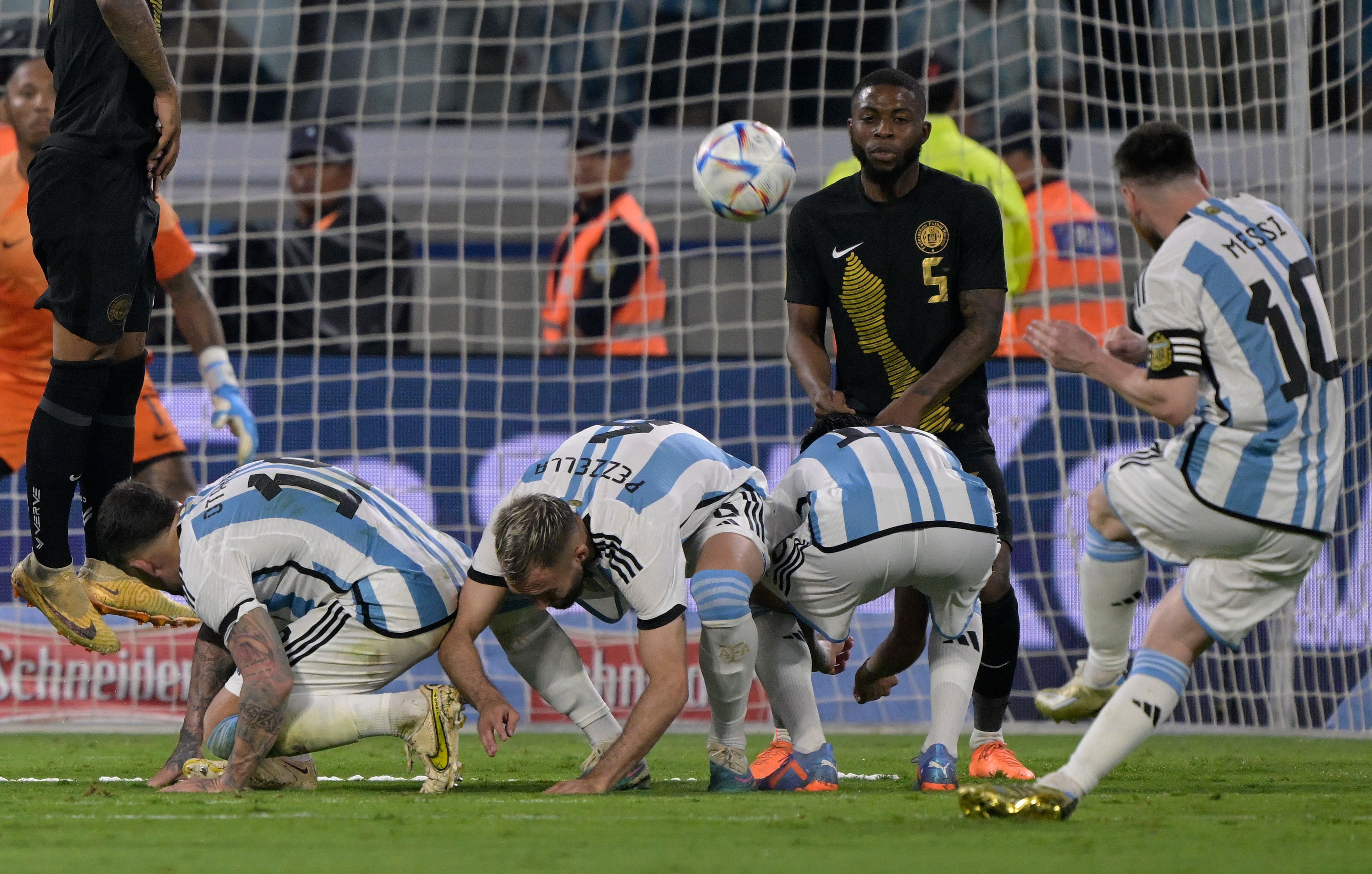 Messi şov yaptı, Arjantin farka koştu