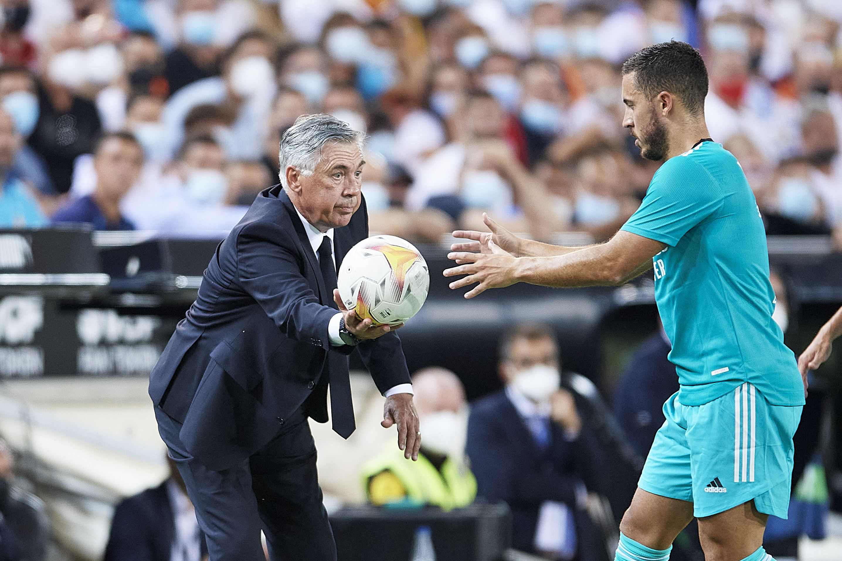 هازارد دەرەقەتی یاریزانانی کاستیای ریال مەدرید نایەت