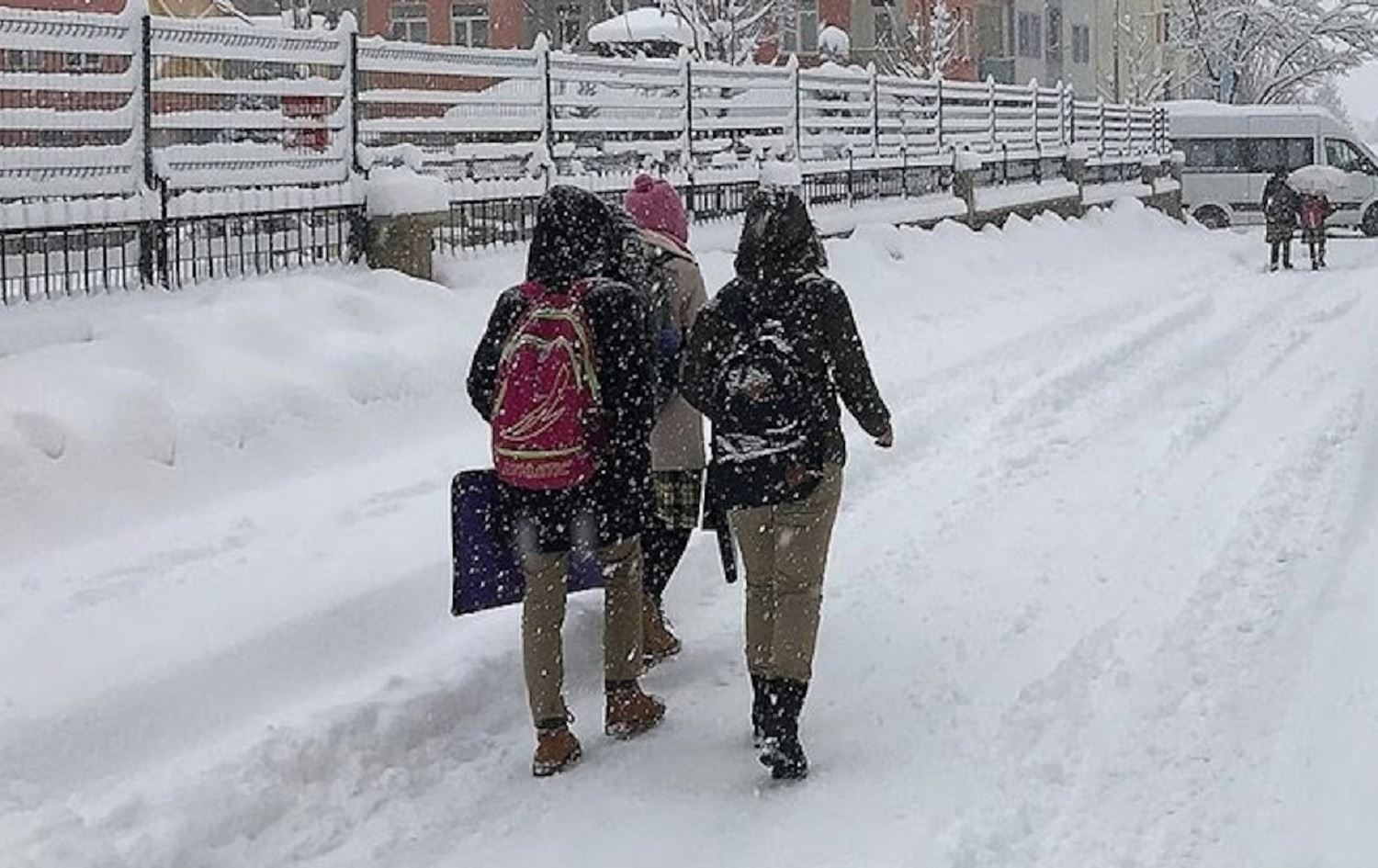 Li 9 bajarên Bakurê Kurdistanê û Tirkiyê dibistan hatin girtin