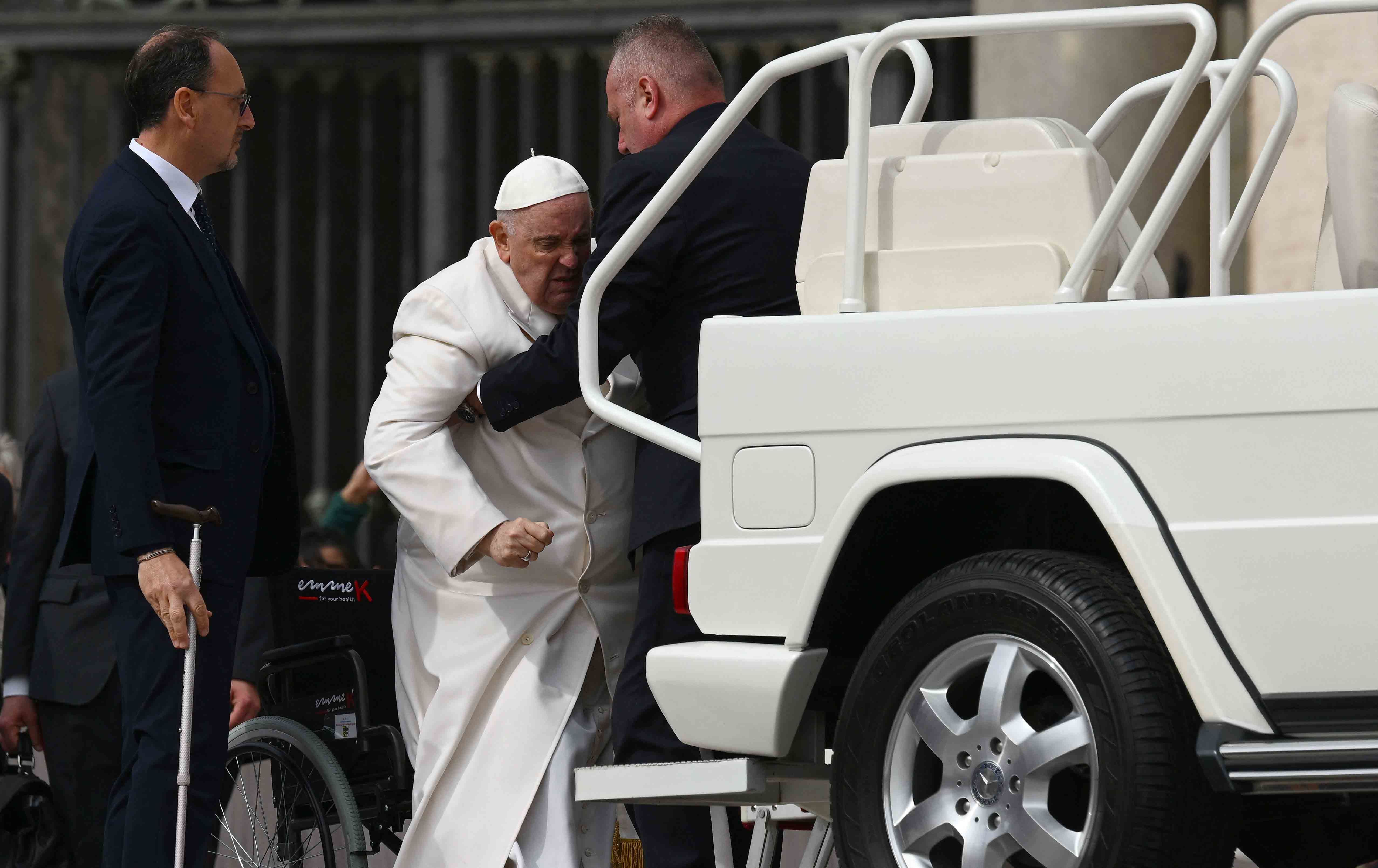 Hastaneye kaldırılan Papa'nın sağlık durumuna ilişkin açıklama