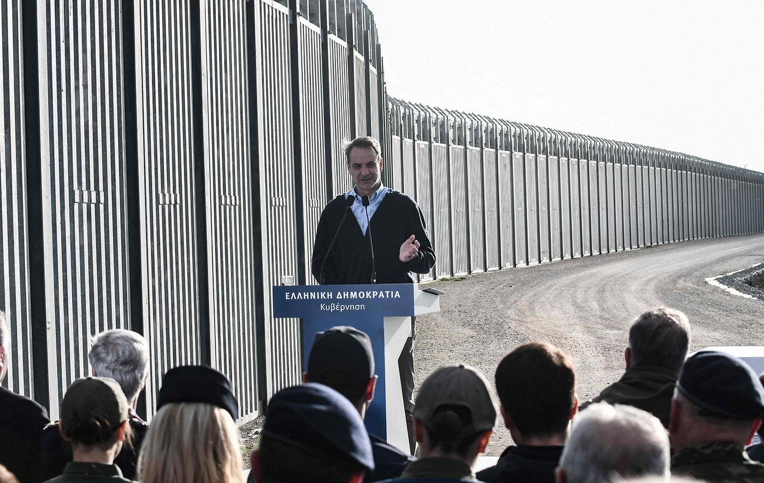 Miçotakis, Türkiye sınırı boyunca örülen duvarın önünde AB’ye seslendi