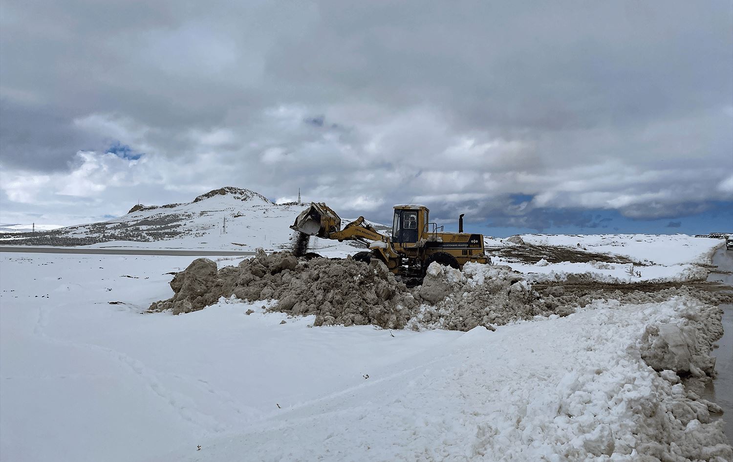 Van ve Bitlis'te 163 yerleşim yerinin yolu kar ve tipi nedeniyle kapandı