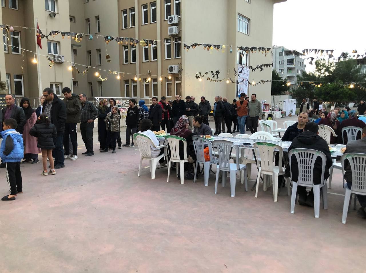 دەزگای خێرخوازیی بارزانی: رۆژانە بەربانگ بۆ حەوت هەزار کەسی زیانلێکەوتووی بوومەلەرزە ئامادە دەکەین