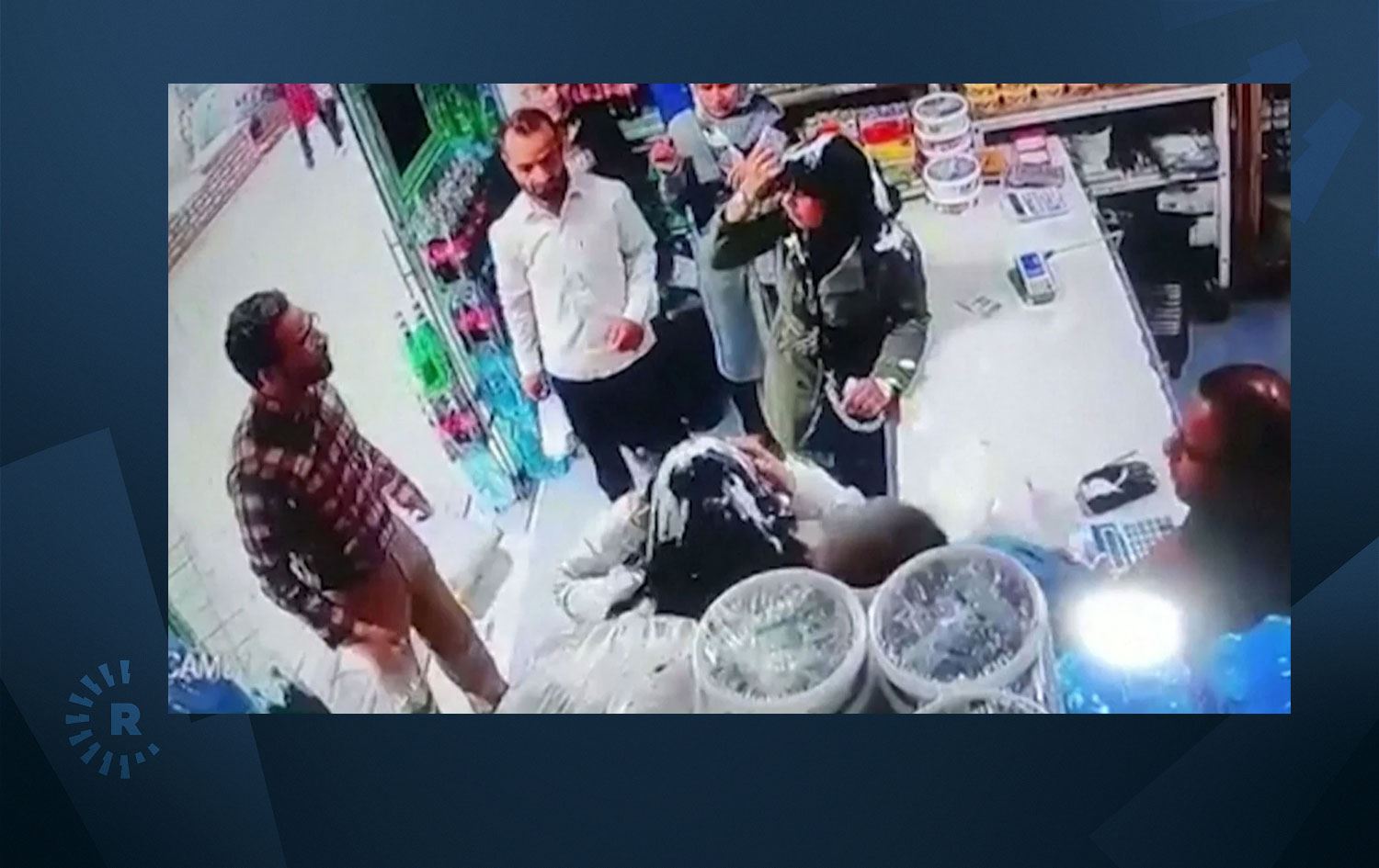 VİDEO - Başörtüsü takmayan kadınların kafasına yoğurt döktü