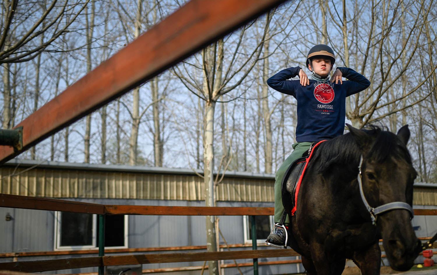 لە چین منداڵانی تووشبووی ئۆتیزم فێری ئەسپسواری دەکرێن